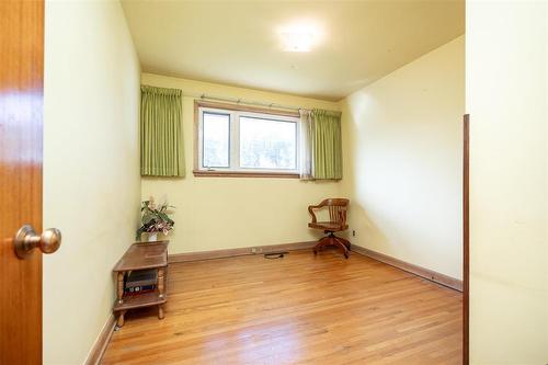 572 Hazel Dell Avenue, Winnipeg, MB - Indoor Photo Showing Other Room