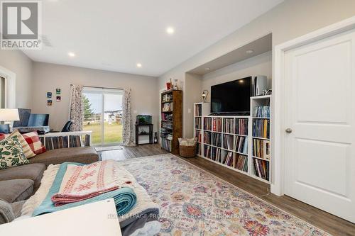 129 Superior Drive, Loyalist (Amherstview), ON - Indoor Photo Showing Living Room