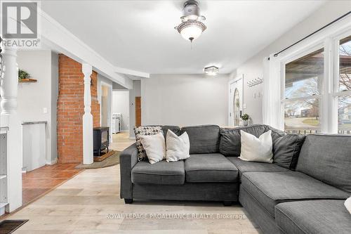 17 Inkerman Avenue, Prince Edward County (Picton), ON - Indoor Photo Showing Living Room