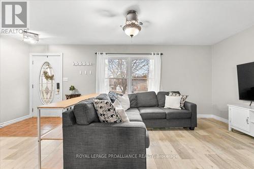 17 Inkerman Avenue, Prince Edward County (Picton), ON - Indoor Photo Showing Living Room