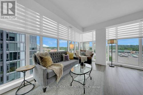 711B - 9600 Yonge Street, Richmond Hill, ON - Indoor Photo Showing Living Room