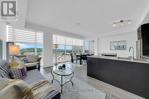 711B - 9600 Yonge Street, Richmond Hill, ON - Indoor Photo Showing Living Room