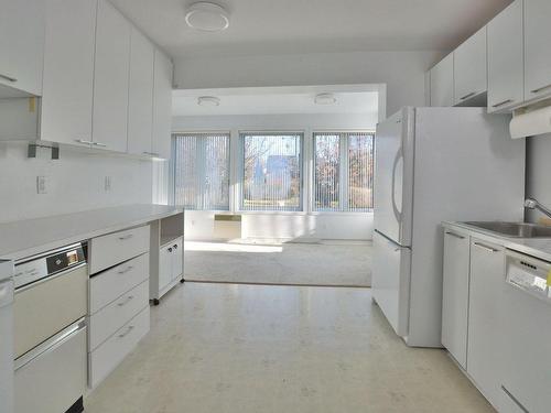 Cuisine - 8110 Ch. Mccubbin, Côte-Saint-Luc, QC - Indoor Photo Showing Kitchen