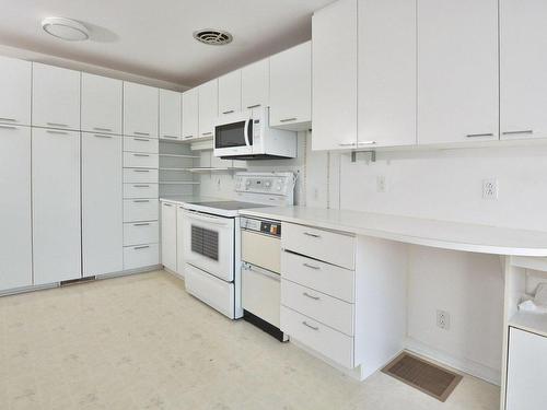 Cuisine - 8110 Ch. Mccubbin, Côte-Saint-Luc, QC - Indoor Photo Showing Kitchen