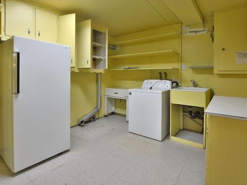 Salle de lavage - 8110 Ch. Mccubbin, Côte-Saint-Luc, QC - Indoor Photo Showing Laundry Room