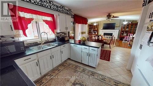 31 Wiltshire Boulevard, Welland, ON - Indoor Photo Showing Kitchen With Double Sink