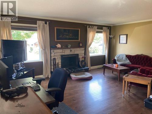 4702 Spurraway Road, Kamloops, BC - Indoor Photo Showing Living Room With Fireplace