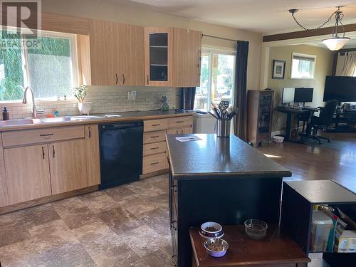 4702 Spurraway Road, Kamloops, BC - Indoor Photo Showing Kitchen With Double Sink