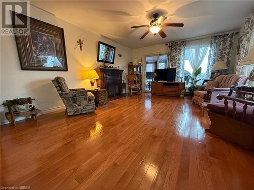 993 Chiswick Line, Powassan, ON - Indoor Photo Showing Living Room