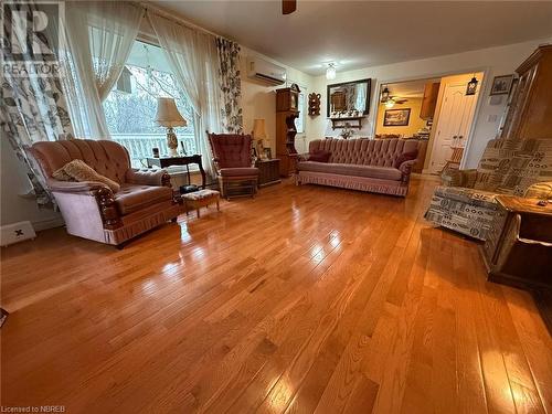 993 Chiswick Line, Powassan, ON - Indoor Photo Showing Living Room