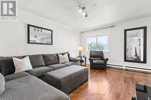 142 - 1058 Falgarwood Drive, Oakville (Iroquois Ridge South), ON - Indoor Photo Showing Living Room