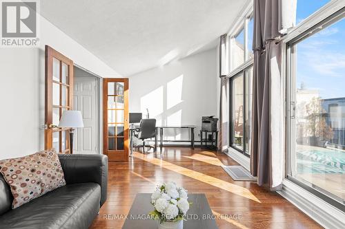 142 - 1058 Falgarwood Drive, Oakville (Iroquois Ridge South), ON - Indoor Photo Showing Living Room