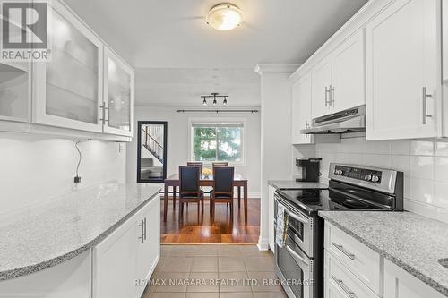 142 - 1058 Falgarwood Drive, Oakville (Iroquois Ridge South), ON - Indoor Photo Showing Kitchen With Upgraded Kitchen