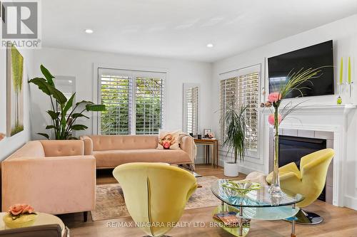 14 Lucia Court, Niagara-On-The-Lake, ON - Indoor Photo Showing Living Room