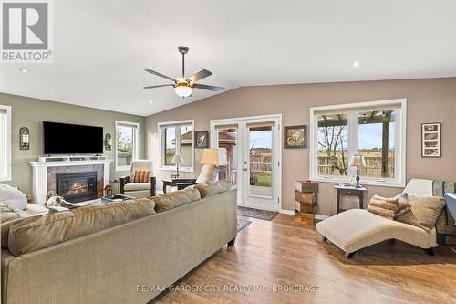 32 Manley Crescent, Thorold (558 - Confederation Heights), ON - Indoor Photo Showing Living Room With Fireplace