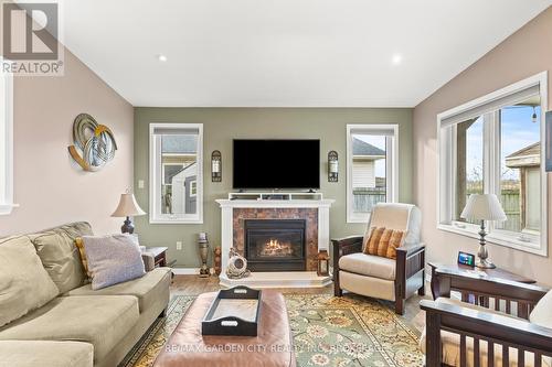 32 Manley Crescent, Thorold (558 - Confederation Heights), ON - Indoor Photo Showing Living Room With Fireplace