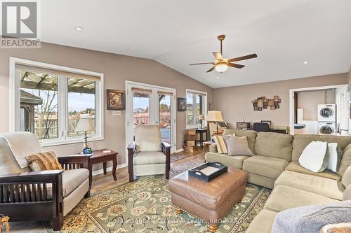 32 Manley Crescent, Thorold (558 - Confederation Heights), ON - Indoor Photo Showing Living Room