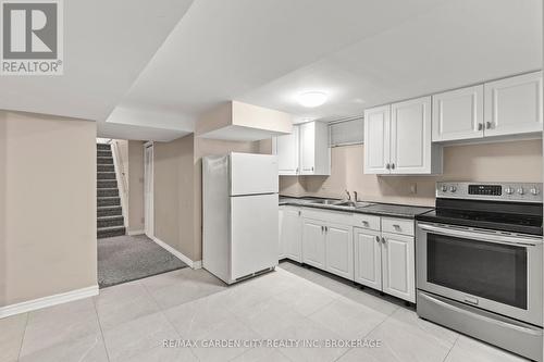 32 Manley Crescent, Thorold (558 - Confederation Heights), ON - Indoor Photo Showing Kitchen With Double Sink