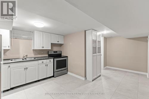 32 Manley Crescent, Thorold (558 - Confederation Heights), ON - Indoor Photo Showing Kitchen With Double Sink