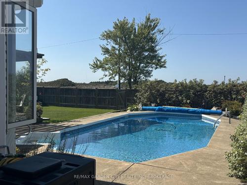 32 Manley Crescent, Thorold (558 - Confederation Heights), ON - Outdoor With In Ground Pool With Backyard