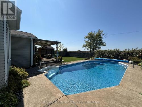 32 Manley Crescent, Thorold (558 - Confederation Heights), ON - Outdoor With In Ground Pool With Backyard