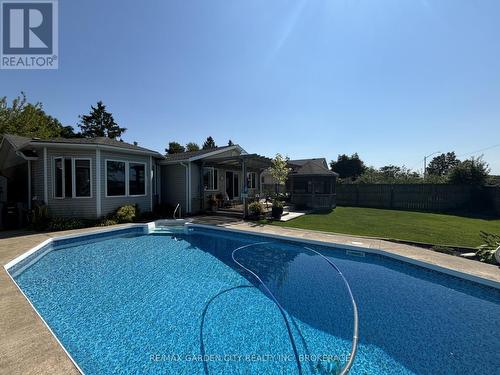 32 Manley Crescent, Thorold (558 - Confederation Heights), ON - Outdoor With In Ground Pool With Backyard