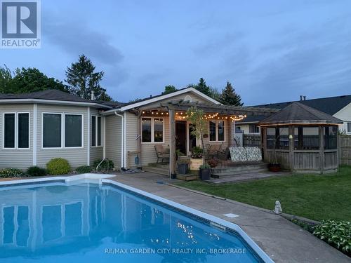 32 Manley Crescent, Thorold (558 - Confederation Heights), ON - Outdoor With In Ground Pool With Deck Patio Veranda