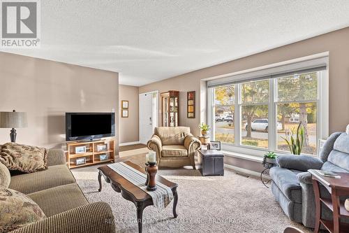 32 Manley Crescent, Thorold (558 - Confederation Heights), ON - Indoor Photo Showing Living Room