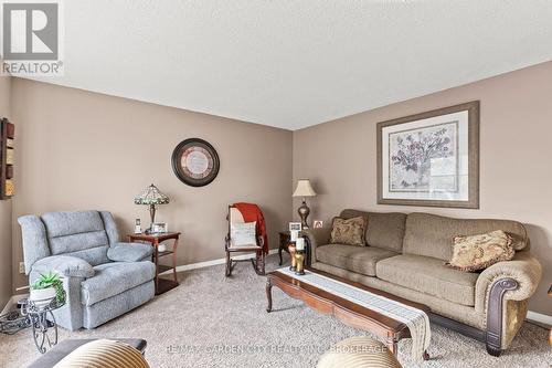 32 Manley Crescent, Thorold (558 - Confederation Heights), ON - Indoor Photo Showing Living Room