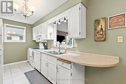 32 Manley Crescent, Thorold (558 - Confederation Heights), ON - Indoor Photo Showing Kitchen With Double Sink