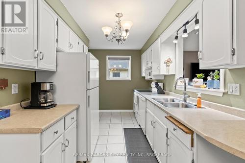 32 Manley Crescent, Thorold (558 - Confederation Heights), ON - Indoor Photo Showing Kitchen With Double Sink