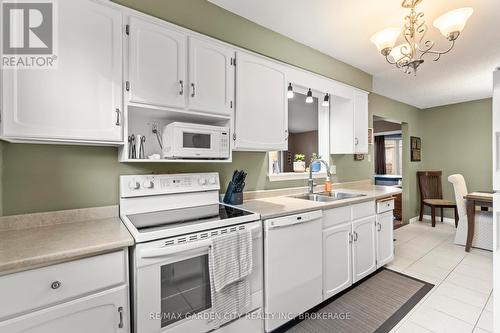 32 Manley Crescent, Thorold (558 - Confederation Heights), ON - Indoor Photo Showing Kitchen With Double Sink