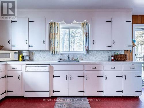 10209 Camelot Drive, Wainfleet (Lakeshore), ON - Indoor Photo Showing Kitchen