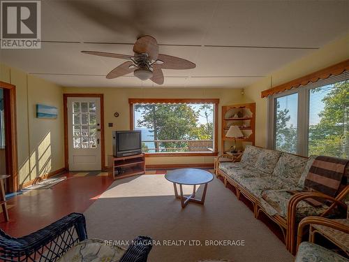 10209 Camelot Drive, Wainfleet, ON - Indoor Photo Showing Living Room