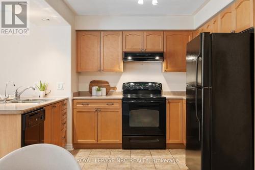 4 Avery Crescent, St. Catharines (456 - Oakdale), ON - Indoor Photo Showing Kitchen With Double Sink