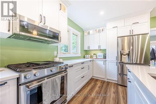 7967 Booth Street, Niagara Falls, ON - Indoor Photo Showing Kitchen With Upgraded Kitchen