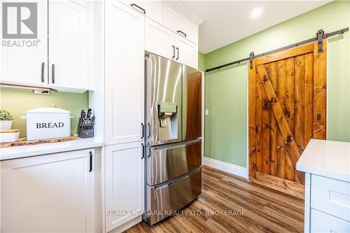 7967 Booth Street, Niagara Falls, ON - Indoor Photo Showing Kitchen