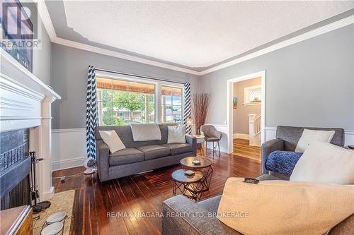 7967 Booth Street, Niagara Falls, ON - Indoor Photo Showing Living Room