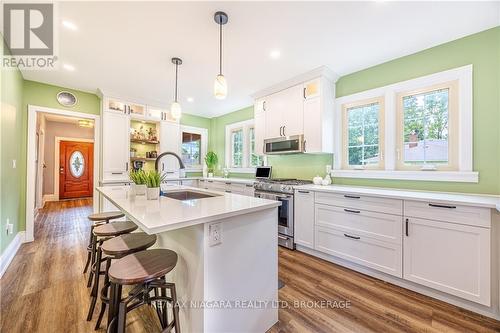 7967 Booth Street, Niagara Falls, ON - Indoor Photo Showing Kitchen With Upgraded Kitchen