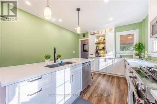 7967 Booth Street, Niagara Falls, ON - Indoor Photo Showing Kitchen With Upgraded Kitchen