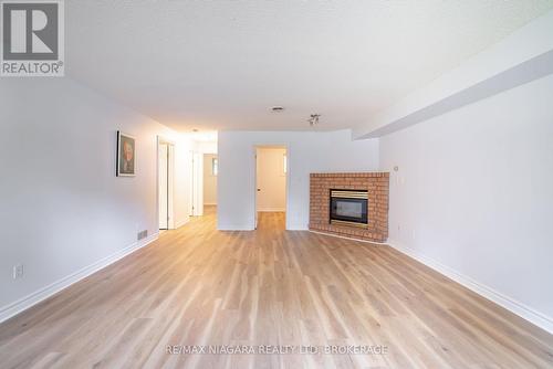 122 Welland Road, Pelham (Fonthill), ON - Indoor Photo Showing Living Room With Fireplace