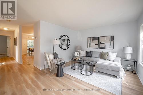 122 Welland Road, Pelham (Fonthill), ON - Indoor Photo Showing Living Room