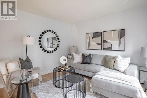 122 Welland Road, Pelham (Fonthill), ON - Indoor Photo Showing Living Room