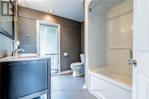 139 Pleasant Avenue, St. Catharines, ON - Indoor Photo Showing Bathroom