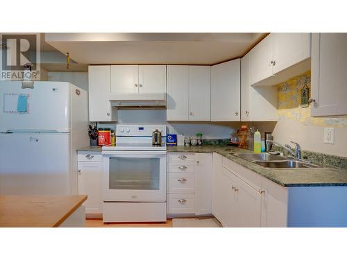 1707 45 Street, Vernon, BC - Indoor Photo Showing Kitchen With Double Sink