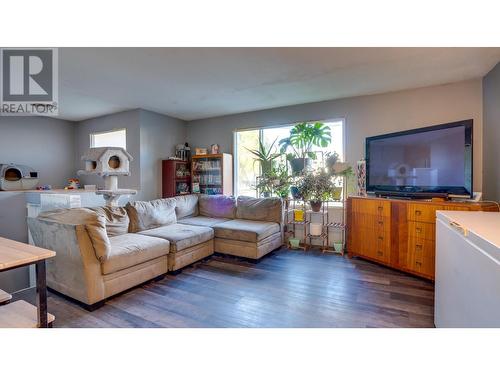 1707 45 Street, Vernon, BC - Indoor Photo Showing Living Room