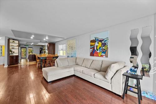 3430 Silverberry Road, Kelowna, BC - Indoor Photo Showing Living Room