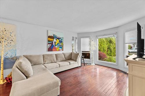 3430 Silverberry Road, Kelowna, BC - Indoor Photo Showing Living Room