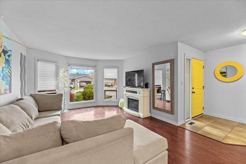 3430 Silverberry Road, Kelowna, BC - Indoor Photo Showing Living Room