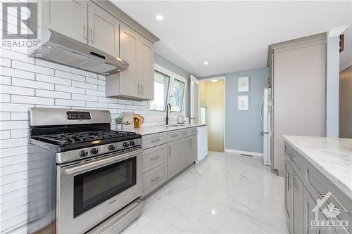 25 Oakview Avenue, Meadowlands - Crestview And Area (7302 - Meadowlands/Crestview), ON - Indoor Photo Showing Kitchen With Upgraded Kitchen